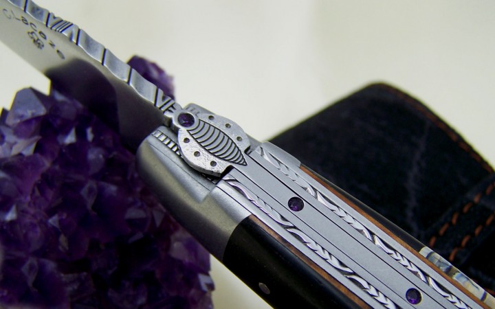 Laguiole knife in ebony and molar triple mammal of platinum, with leaves and 6 amethysts