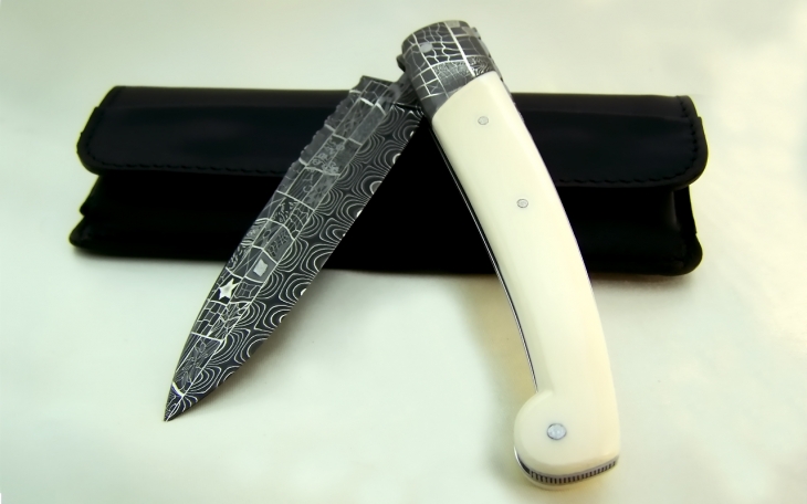 Couteau d'art CL01 ressort ciselé manche ivoire de mammouth 
