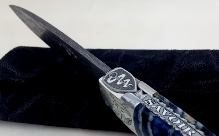 Couteau motif caducée manche en molaire de mammouth bleu et mitres argent massif 925