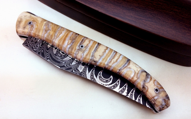 Couteau Laguiole 17 cm lame damas carbone manche molaire de mammouth dieu grec aristee et abeille ciselee