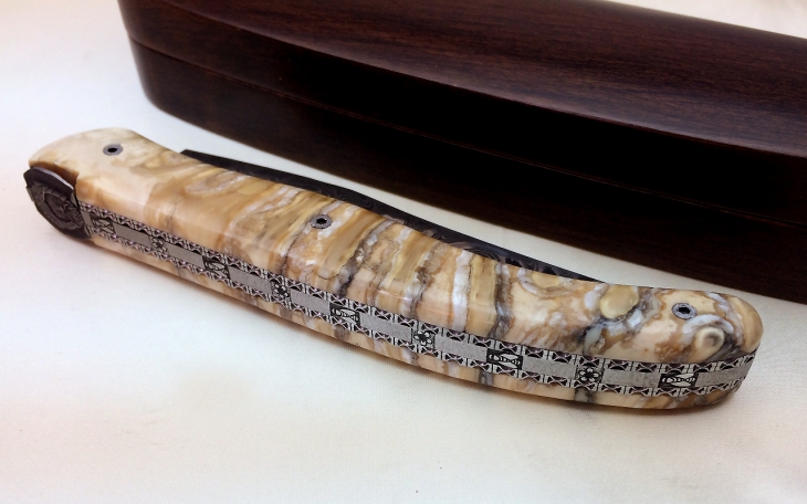 Couteau Laguiole 17 cm lame damas carbone manche molaire de mammouth dieu grec aristee et abeille ciselee