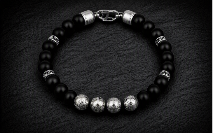 BRACELET HOMME EN METEORITE DE GIBEON ARGENT 925 ET ONYX NOIR FERMOIR ACIER