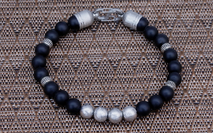 BRACELET HOMME EN METEORITE DE GIBEON ARGENT 925 ET ONYX NOIR FERMOIR ACIER