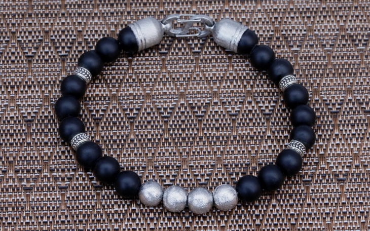 BRACELET HOMME PERLES EN METEORITES DE GIBEON ARGENT 925 ET ONYX NOIR FERMOIR ACIER