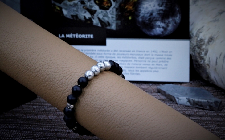 BRACELET HOMME PERLES EN METEORITES DE GIBEON ARGENT 925 ET ONYX NOIR FERMOIR ACIER