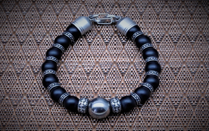 BRACELET HOMME PERLE TITANE AEROSPACIAL ET ONYX NOIR FERMOIR ACIER