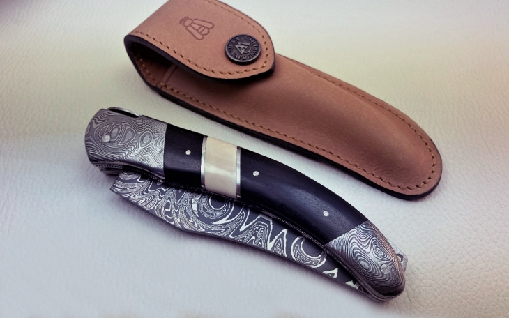 Couteau d'art CL02 manche ébène ivoire de mammouth ressort sertie d'onyx noir mitres damas