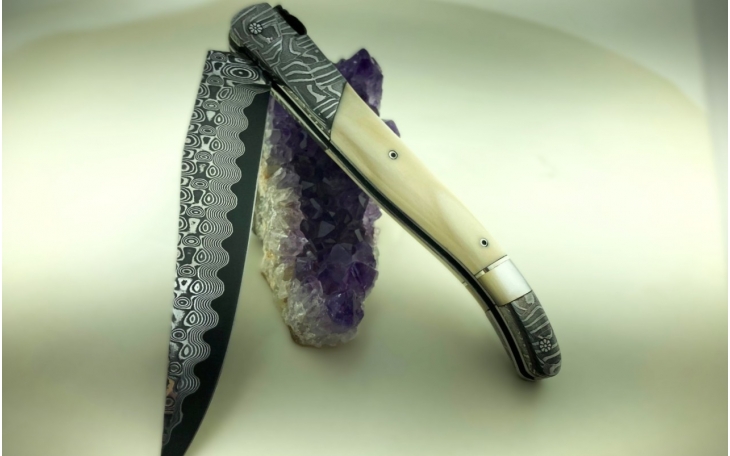 Couteau Laguiole ciselé mitres et lame damas manche ivoire de phacochère et nacre