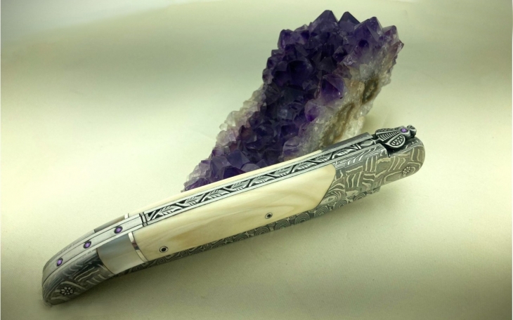 COUTEAU LAGUIOLE CISELE LAME ET MITRES DAMAS MOSAIQUE MANCHE IVOIRE DE PHACOCHERE ARGENT ET NACRE