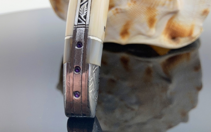 COUTEAU LAGUIOLE CISELE LAME ET MITRES DAMAS MOSAIQUE MANCHE IVOIRE DE PHACOCHERE ARGENT ET NACRE