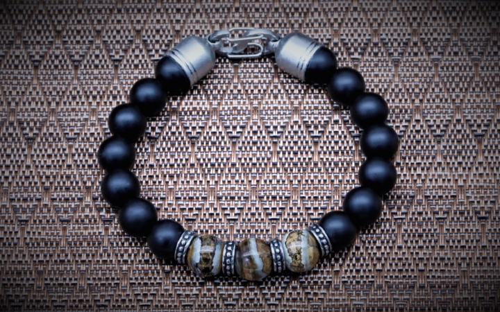 BRACELET HOMME PERLE EN  MOLAIRE DE MAMMOUTH  ET ONYX FERMOIR ACIER
