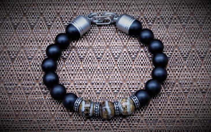BRACELET HOMME PERLE EN  MOLAIRE DE MAMMOUTH  ET ONYX FERMOIR ACIER