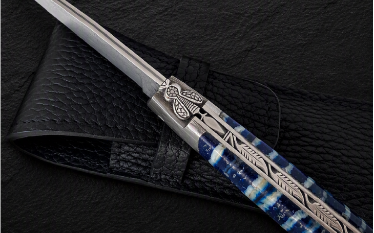 COUTEAU D'ART TYPE LAGUIOLE ABEILLE CISELE LAME ET MITRES DAMAS MANCHE MOLAIRE DE MAMMOUTH